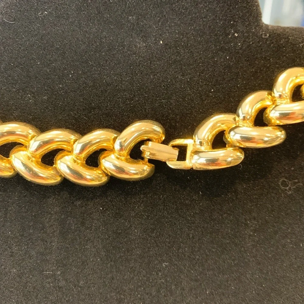 Gold‎ tone large link necklace